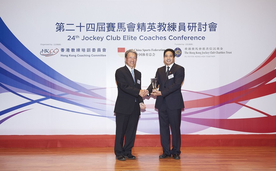 <p>香港教練培訓委員會主席顧志翔先生（左）頒贈紀念品予中國國家體育總局科教司教育處隆勝軍處長。</p>
